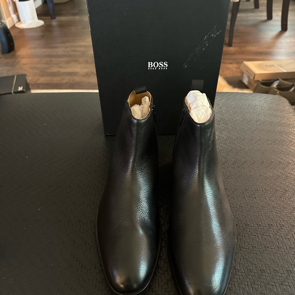 Hugo Boss Men’s Pebbled Leather Modern Zip Chelsea Boot (003)